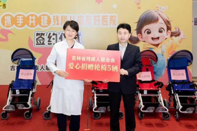 图为签约仪式现场